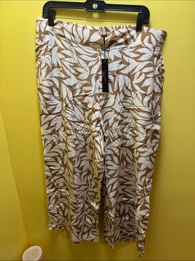 NWT Tahari crop pants size 1X.